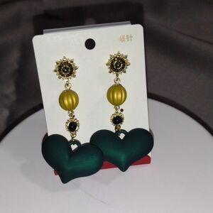 NWOT heart shape earrings